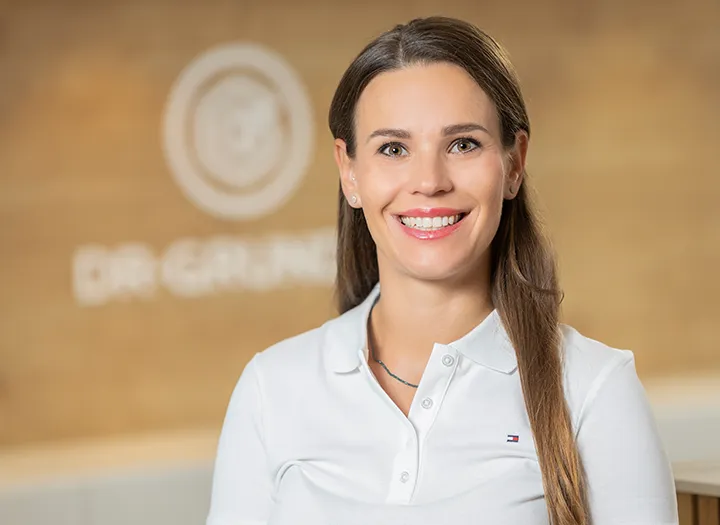 Mädchen in der Zahnarztpraxis